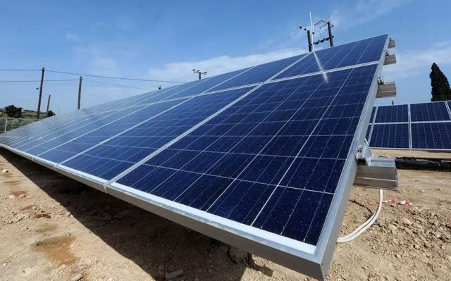 Κομισιόν: Άδειες fast track για ΑΠΕ και υποχρεωτικά φωτοβολταϊκά σε εμπορικά, δημόσια κτίρια και νέες κατοικίες