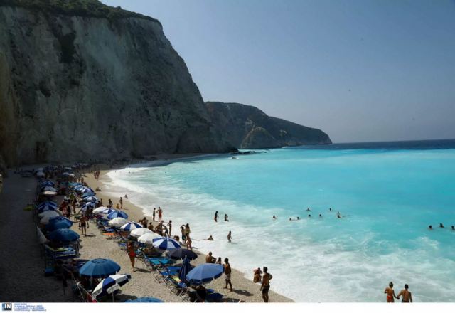 Φωτιά στη Λευκάδα: Αποπνικτική η ατμόσφαιρα στο Πόρτο Κατσίκι – Δείτε τι έζησαν δεκάδες τουρίστες