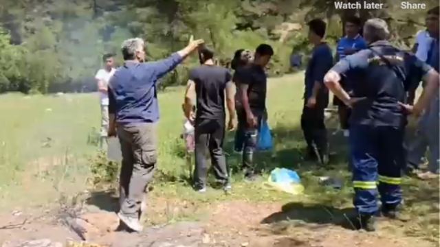 Μαλακάσα - ώρα μηδέν: Οι κάτοικοι εγκαταλείπουν τα σπίτια τους και οι μετανάστες κάνουν μπάρμπεκιου