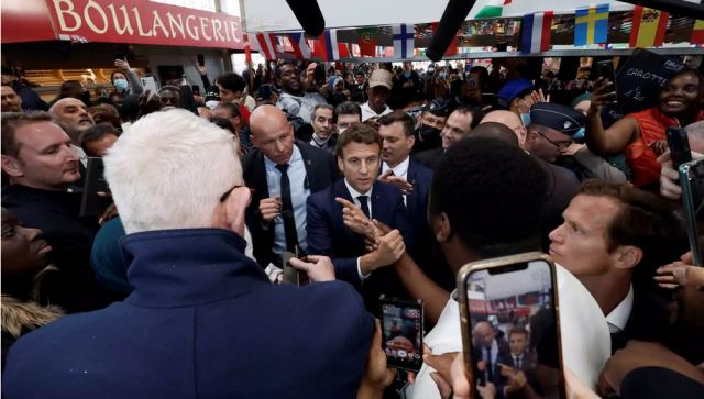 Έριξαν ντομάτες στον Μακρόν στην πρώτη του δημόσια εμφάνιση μετά τις εκλογές