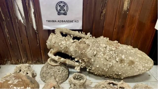 Με αρχαιότητες στόλιζε το μαγαζί του στην Κω