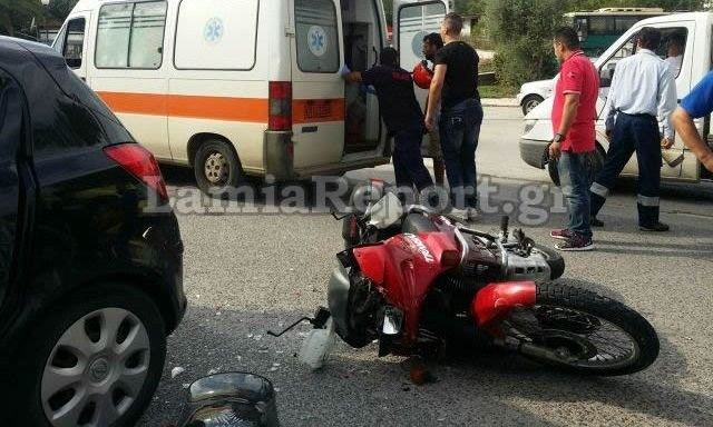 Τροχαίο με μηχανή σε διασταύρωση καρμανιόλα - Τον έσωσε το κράνος