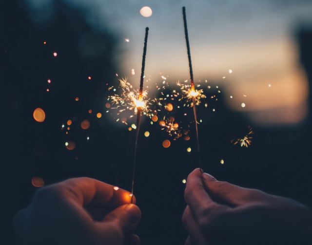 Σε πιάνει άγχος για τη νέα χρόνια; Οι ειδικοί εξηγούν πώς να το διαχειριστείς