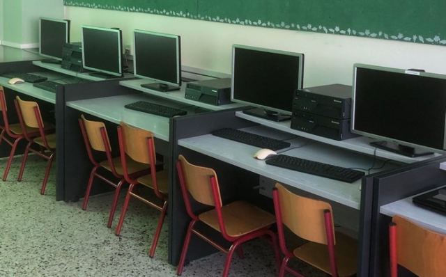 Δωρεά οθονών σε σχολεία του Δήμου Αμφίκλειας - Ελάτειας