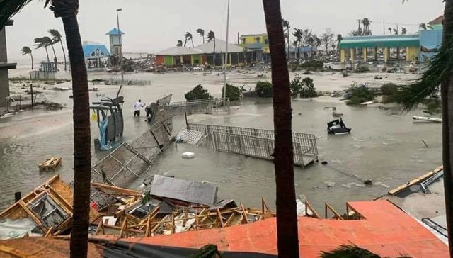 Ο κυκλώνας Ίαν χτυπά με μανία τη Φλόριντα: Eικόνες ασύλληπτης καταστροφής