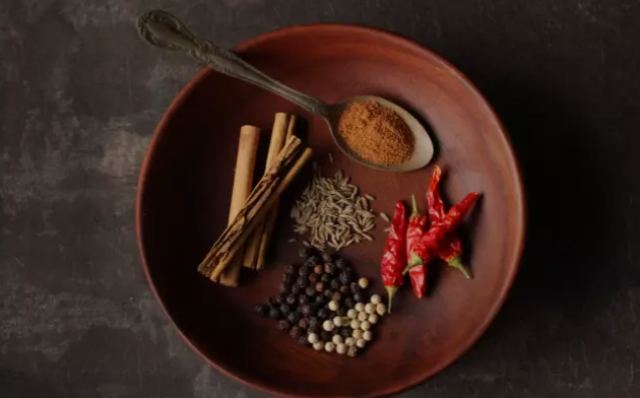 Κανέλα, κουρκουμάς, τζίντζερ, σκόρδο και πιπέρι καγέν: Τρομερά οφέλη για πίεση, φλεγμονή, ναυτία, καρδιά και πόνο