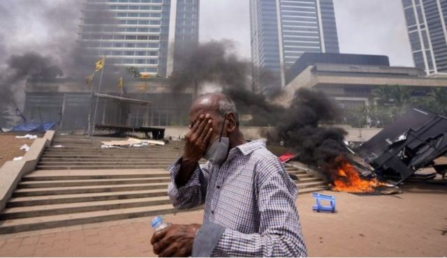 Σρι Λάνκα: Συνεχίζεται το χάος μετά την παραίτηση Ρατζαπάκσα - Πέντε νεκροί από τις ταραχές