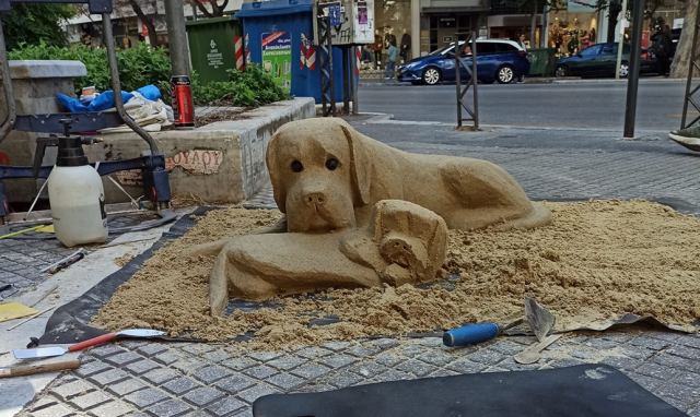Θεσσαλονίκη: Το εντυπωσιακό γλυπτό από άμμο που κεντρίζει τα βλέμματα στην οδό Τσιμισκή