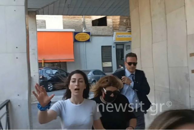 Στη ΓΑΔΑ για κατάθεση η Δήμητρα Πισπιρίγκου - Μπήκε από την πίσω πόρτα, αποδοκιμάστηκε από κόσμο