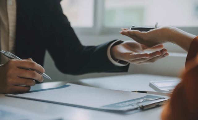 Πήγαν το σκονάκι σε άλλο επίπεδο: Μεταμφιέστηκε στην κοπέλα του για να δώσει εξετάσεις στη θέση της