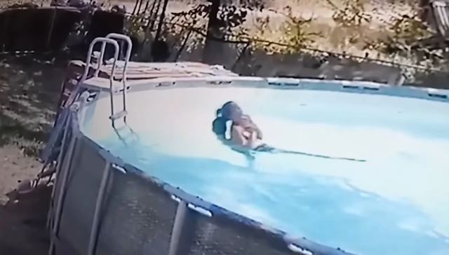 ΗΠΑ: 10χρονο αγόρι έσωσε τη μητέρα του από πνιγμό στην πισίνα τους - Δείτε βίντεο