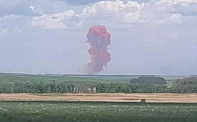 Χάρκοβο: Ρωσική οβίδα τίναξε στον αέρα αποθήκη νιτρικού αμμωνίου – Κόκκινο σύννεφο στην περιοχή