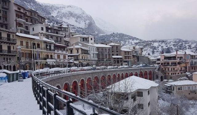 Χιόνι στην Αράχωβα και κλειστά σχολεία