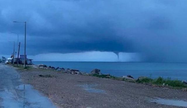 Κακοκαιρία GENESIS: Εντυπωσιακός υδροστρόβιλος εμφανίστηκε στα Νέα Μουδανιά