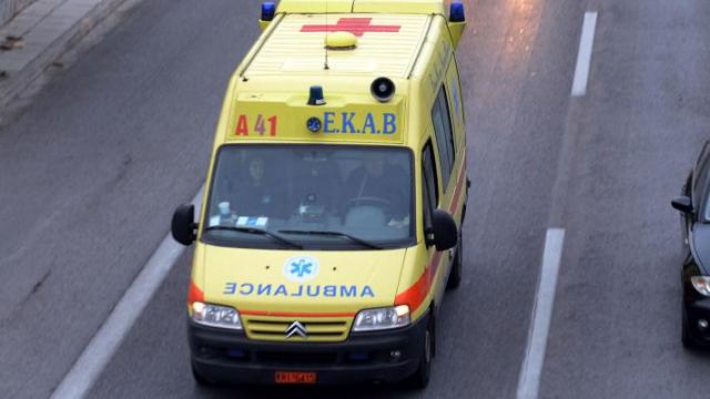 Παλεύει για τη ζωή του ηλικιωμένος που παρασύρθηκε από αυτοκίνητο