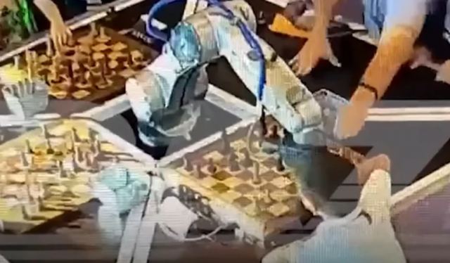 Ρωσία: Ρομπότ έπαιζε σκάκι με 7χρονο και του έσπασε το δάχτυλο για να μη το νικήσει