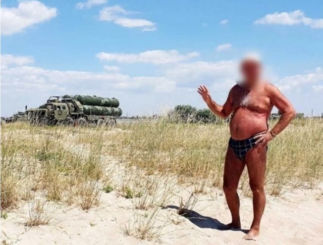 Ουκρανία: Ρώσος τουρίστας πόζαρε με μαγιό και… πρόδωσε τη θέση πυραύλων S-400 στην Κριμαία