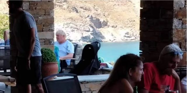 Οργή στη Βρετανία για τις ανέμελες διακοπές του Τζόνσον στην Ελλάδα -«Ηγείται μιας κυβέρνησης φάντασμα»