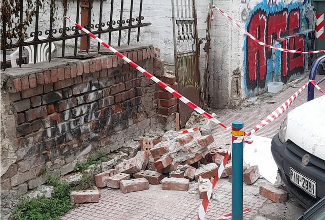 Σοκ: 22χρονος καταπλακώθηκε από τοίχο στο κέντρο της Λάρισας (φωτ.)