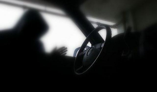 Ψάχνει το τσαντάκι που του έκλεψαν από το αυτοκίνητο