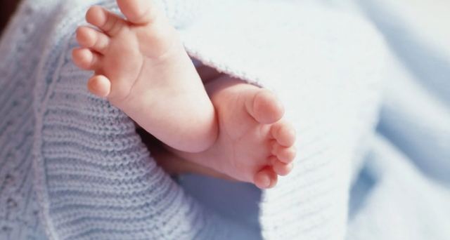 Αστυνομικοί έσωσαν βρέφος με σπασμούς - Βίντεο από τη μεταφορά του στο νοσοκομείο