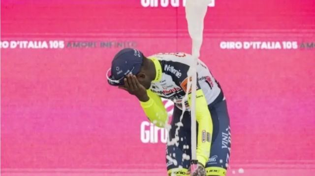 Ποδηλατικός Γύρος Ιταλίας: Ο νικητής τραυματίστηκε από τον φελλό σαμπάνιας