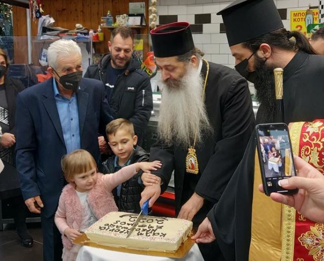 Λαμία: Με την ευλογία του Μητροπολίτη Συμεών η κοπή πίτας στο κρεοπωλείο «Ζήσιμος»