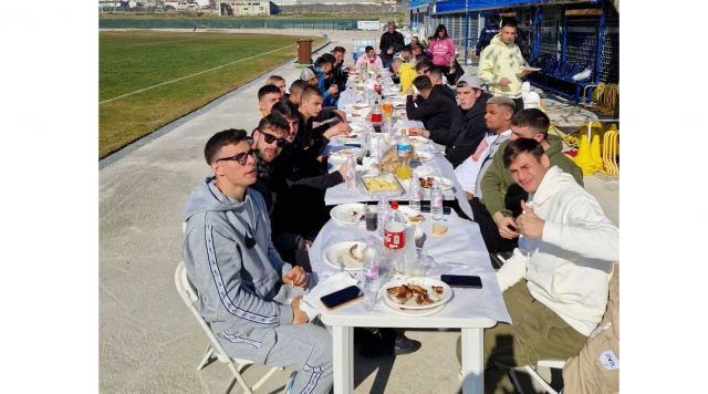 ΠΑΣ Λαμία: Μπάρμπεκιου μετά την προπόνηση στο γήπεδο