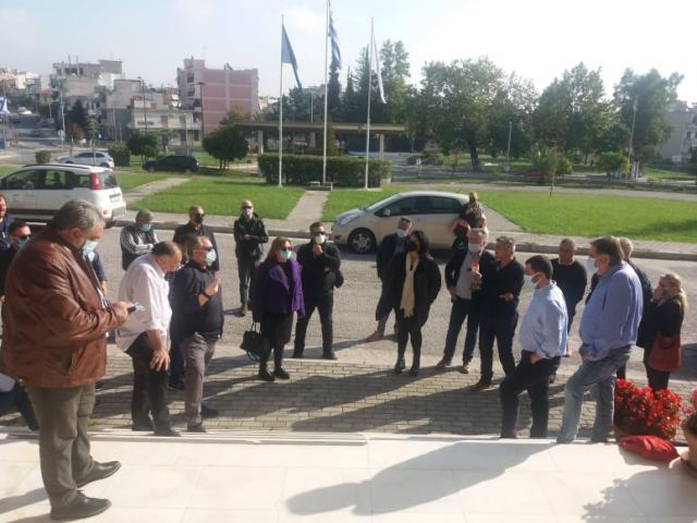 Έξω από την Περιφέρεια οι εργαζόμενοι στη ΛΑΡΚΟ (ΦΩΤΟ)