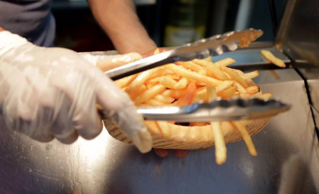 Τυφλώθηκε και κουφάθηκε επειδή έτρωγε μόνο junk food: Τηγανητές πατάτες, τσιπς, ζαμπόν, λουκάνικα για 5 χρόνια