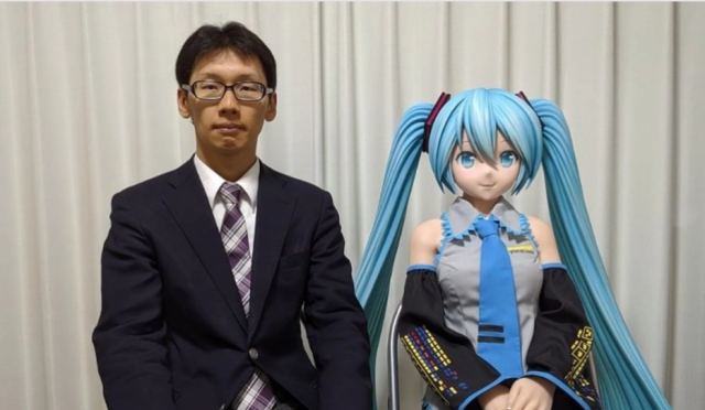 Ιάπωνας fictosexual «παντρεύτηκε» ένα ολόγραμμα και τώρα έχει προβλήματα... επικοινωνίας