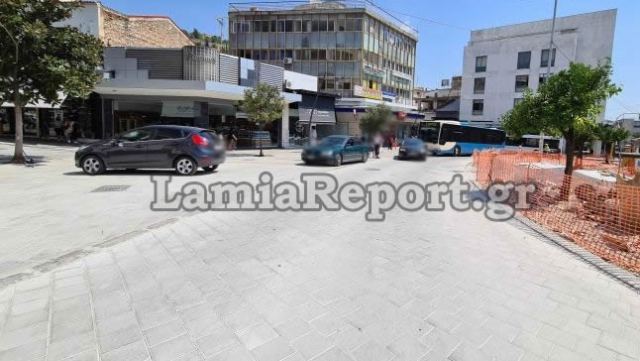 Λαμία: Δεν βάζουμε μυαλό - Έκαναν πάρκινγκ την πλατεία