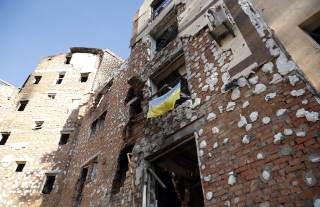 Ουκρανία | Μαθητές έκαναν τον χορό αποφοίτησης στο βομβαρδισμένο σχολείο τους – Οι συγκλονιστικές φωτογραφίες