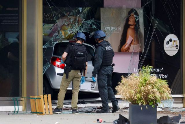 Θρίλερ με τα κίνητρα του οδηγού του ΙΧ που έπεσε πάνω σε πεζούς στο Βερολίνο - Δασκάλα η νεκρή