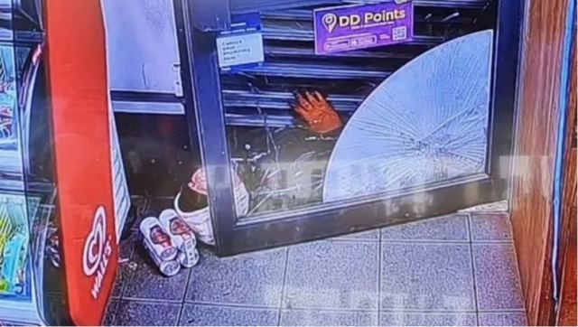 Ατζαμής κλέφτης παραδίνεται παγιδευμένος κάτω από ρολό καταστήματος