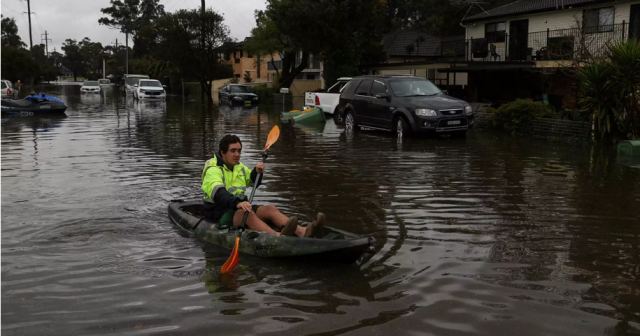 Αυστραλία: Όλο και περισσότεροι κάτοικοι εγκαταλείπουν τα σπίτια τους λόγω των πλημμυρών