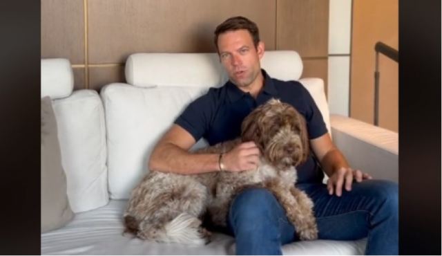 Κασσελάκης: Πήγε να ψηφίσει μαζί με τον σκύλο του - Το μήνυμα στο TikTok