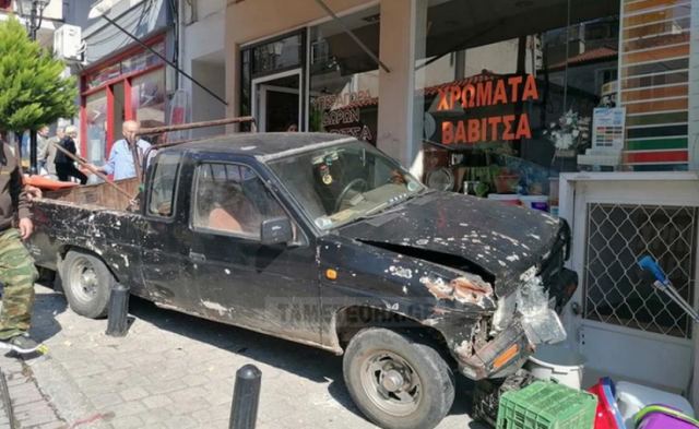 Πέθανε η γυναίκα που παρασύρθηκε από το αγροτικό του άντρα της στη λαϊκή