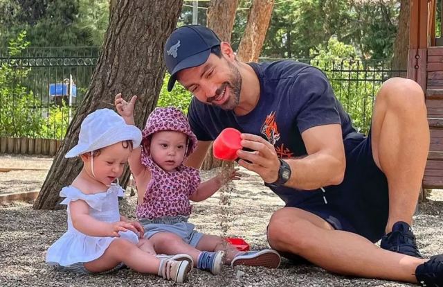 Σάκης Τανιμανίδης για τις δίδυμες κόρες του: «Δυστυχώς τα κορίτσια μου μοιάζουν σε εμένα»