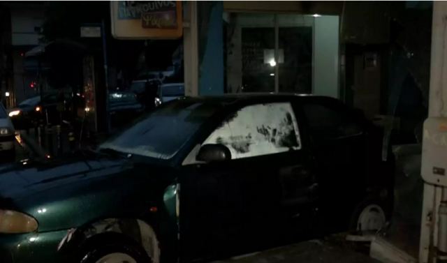 Θεσσαλονίκη – Καιρός: Δρόμοι χείμαρροι από την καταιγίδα – Αυτοκίνητο παρασύρθηκε και «μπήκε» σε ιχθυοπωλείο