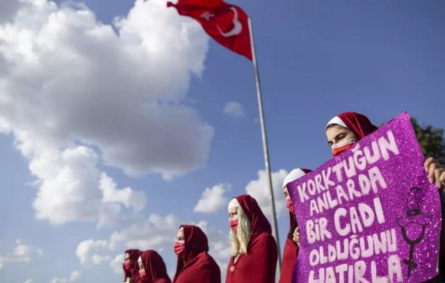 Μια γυναικοκτονία την ημέρα στην Τουρκία: Αύξηση των ύποπτων θανάτων - Πώς ενθαρρύνονται οι δράστες