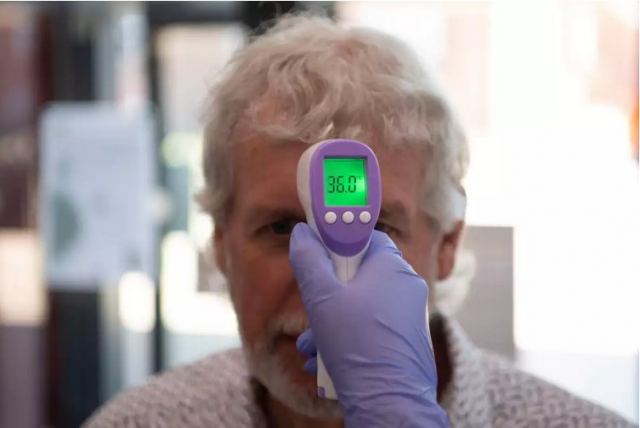 Πυρετός και δέκατα: Πού οφείλονται, ποια συμπτώματα πρέπει να προσέχετε