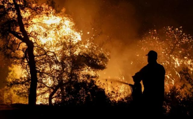 Σε πύρινο κλοιό Νέα Πεντέλη, Παλαιά Πεντέλη και Βριλήσσια - Καίγονται σπίτια - BINTEO