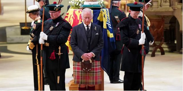 Συγκλονιστική στιγμή στην αγρυπνία της βασίλισσας Ελισάβετ -Τα 4 παιδιά της στέκονται γύρω από το φέρετρο