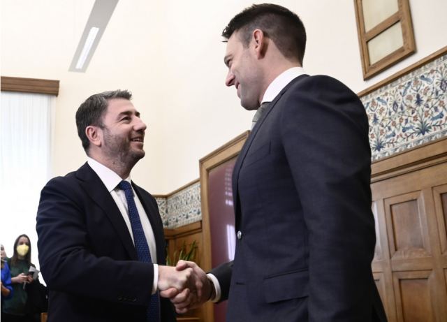 Metron Analysis: 83% των ψηφοφόρων ΣΥΡΙΖΑ και ΠΑΣΟΚ θέλει σύγκλιση Κεντροαριστεράς