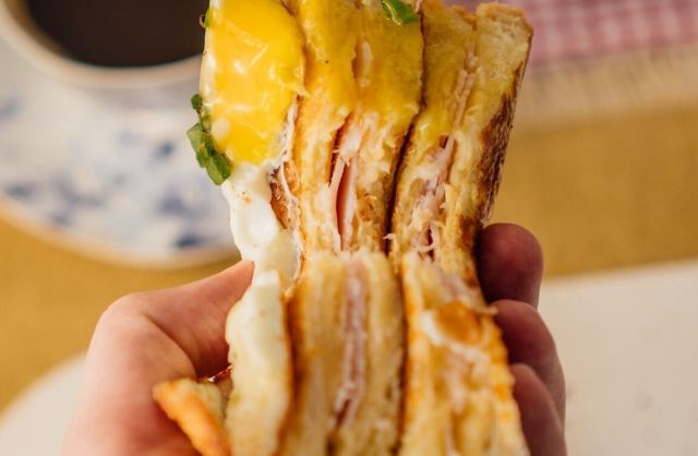 Κοζάνη: Εργαζόμενη έσωσε αστυνομικό που πνίγηκε ενώ έτρωγε σάντουιτς