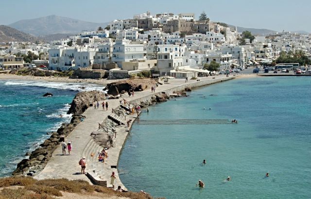 Zeit: Διακοπές στο Αιγαίο για λίγους- Οι λόγοι πίσω από το ακριβό ελληνικό καλοκαίρι