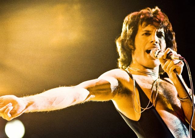 Τα ρούχα του Φρέντι Μέρκιουρι βγαίνουν σε δημοπρασία