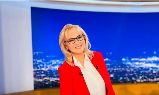 H Αγγελική Νικολούλη λύνει το μυστήριο με το «κόκκινο» σακάκι