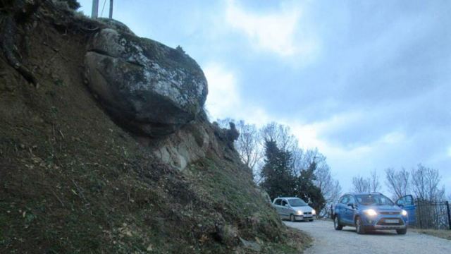 Φθιώτιδα: Τεράστιος βράχος κρέμεται πάνω από τα κεφάλια μας